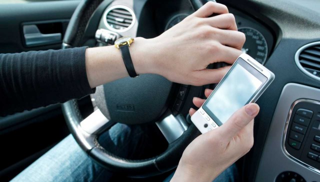 La distracción al volante por el uso del teléfono móvil comienza en la mente