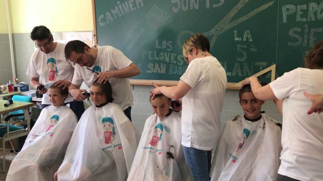 Alumnos y docentes de un colegio alcoyano se cortan el pelo contra el cáncer
