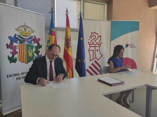 Orihuela se adhiere a Distrito Digital con la firma del acuerdo entre el Ayuntamiento y la conselleria de Innovación