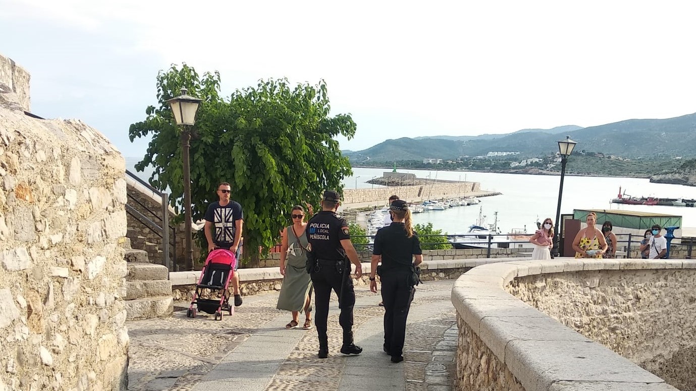 La Policía Local de Peñíscola empieza a sancionar el incumplimiento del uso de mascarillas