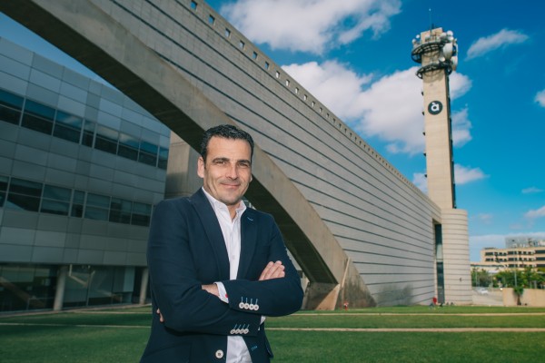 Alfred Costa 'rompe' con el modelo de Empar Marco para À Punt