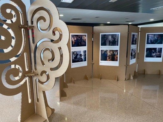 Ribera Salud homenajea a profesionales y pacientes con una exposición fotográfica