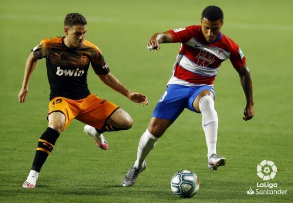 (0-0) El Valencia sufre en una primera parte sin goles en Granada