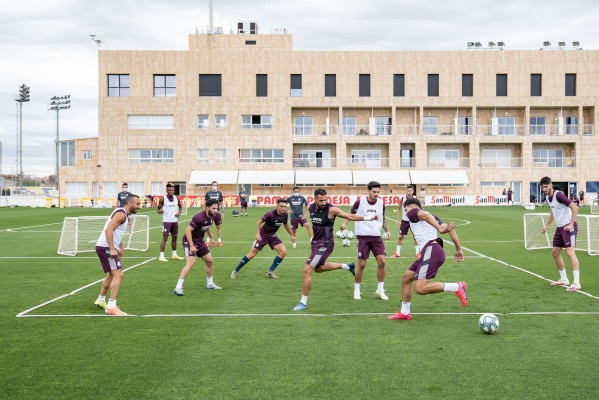 Un Villarreal invicto y que mira a Champions recibe a un Barcelona con urgencias