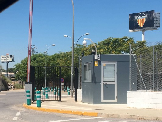 Fomento obliga a derribar la famosa valla antiprensa