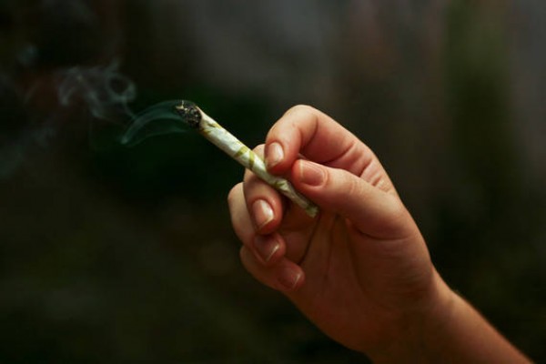 El consumo de marihuana durante el embarazo puede provocar problemas de sueño en los niños hasta los 10 años