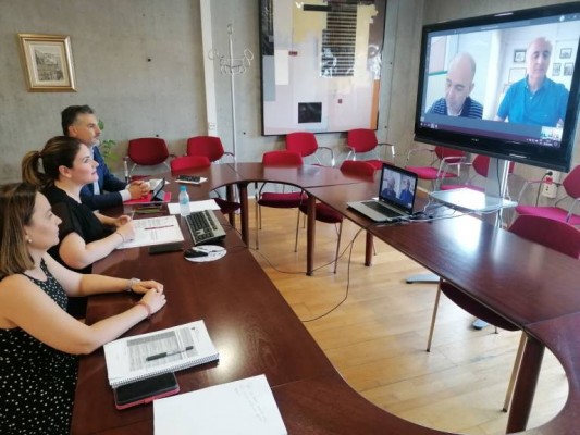 Los sindicatos arremeten contra Educación: ni voz ni voto en el protocolo para el próximo curso