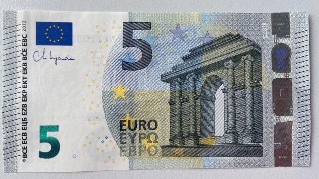 Los primeros billetes de euro firmados por una mujer, Lagarde, comenzarán a circular la próxima semana 