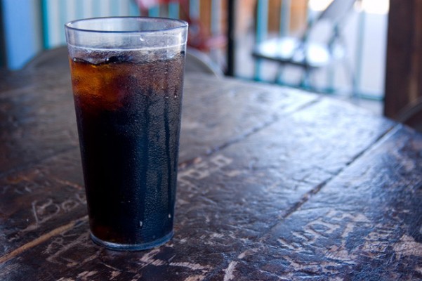 Los anuncios de refrescos y bebidas azucaradas, un riesgo para la salud infantil
