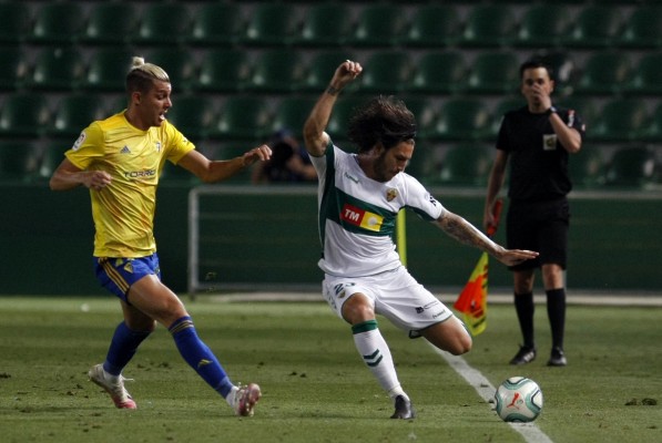 Todos sus perseguidores pinchan por lo que el Elche cerrará la jornada 37 en posiciones de 'play-off'