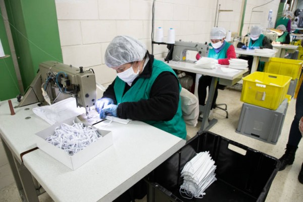 Educación tira del clúster textil valenciano para suministrar mascarillas a los colegios