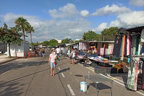 El mercado de Benicàssim recupera todos sus puestos de venta