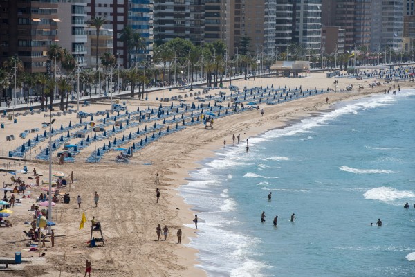 Benidorm amplía las zonas de público general en sus playas