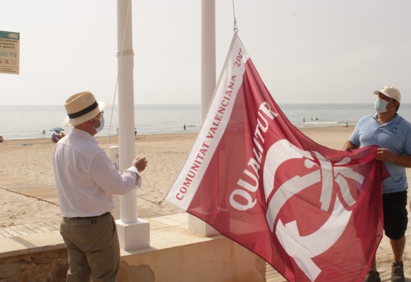 La 'experiencia turística', premiada en El Campello con las banderas azules y la Q de Qualitur