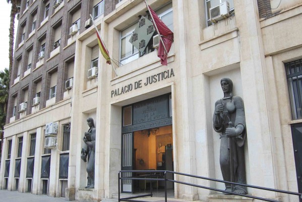Despedido por no devolver el dinero de una indemnización