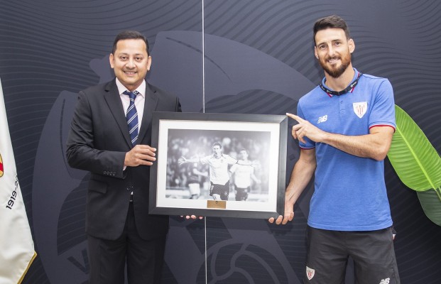El Valencia homenajea a Aduriz en la previa del encuentro ante el Atheltic