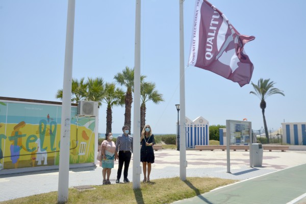 Castelló iza las banderas Qualitur en las playas del Pinar, Gurugú y Serradal 
