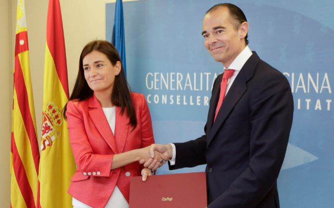 Carmen Montón, consellera de Sanidad, y el director de Expansión  - 