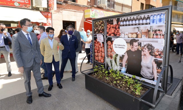 Los comercios de San Antolín salen a la calle: una exposición 'pone cara' a los locales del barrio