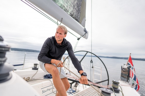La HH Lifa Active Solen Hoodie, estrella de la Solen Sun Protection Collection con protección solar 50+ UPF y tecnología sostenible S. Café