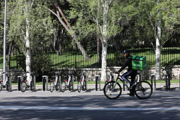 El Gobierno crea un título de FP de servicio de entrega y recogida a domicilio