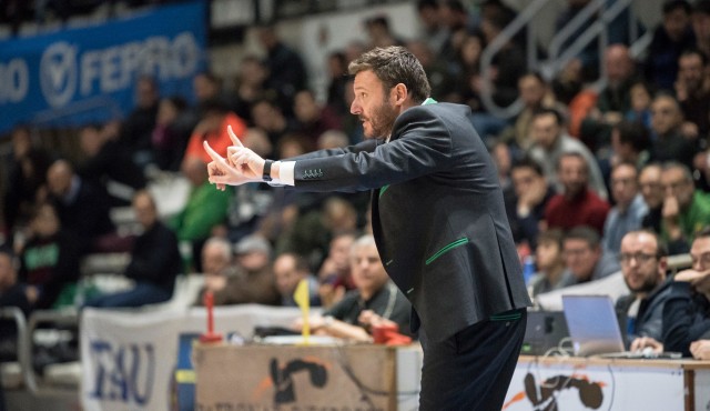 El TAU Castelló renueva por un año a Toni Ten, que cumplirá 15 temporadas en el banquillo azulejero