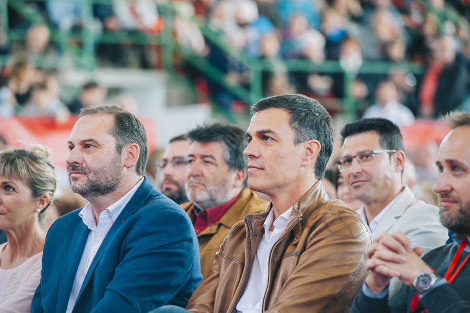 José Luis Ábalos junto a Pedro Sánchez en un mitin en Burjassot. Foto: KIKE TABERNER - 
