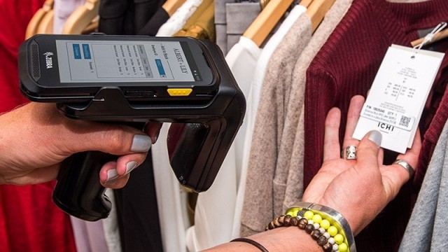 Diseñan sensores de bajo coste que identifican tejidos y automatizan el reciclaje de la ropa