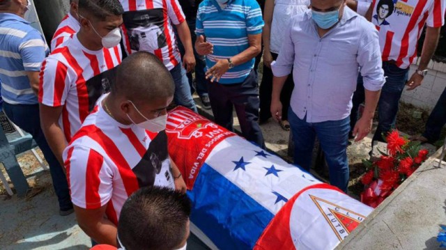 Una bandera del Real Murcia cubre el ataúd de Figueroa en su entierro un mes después de morir