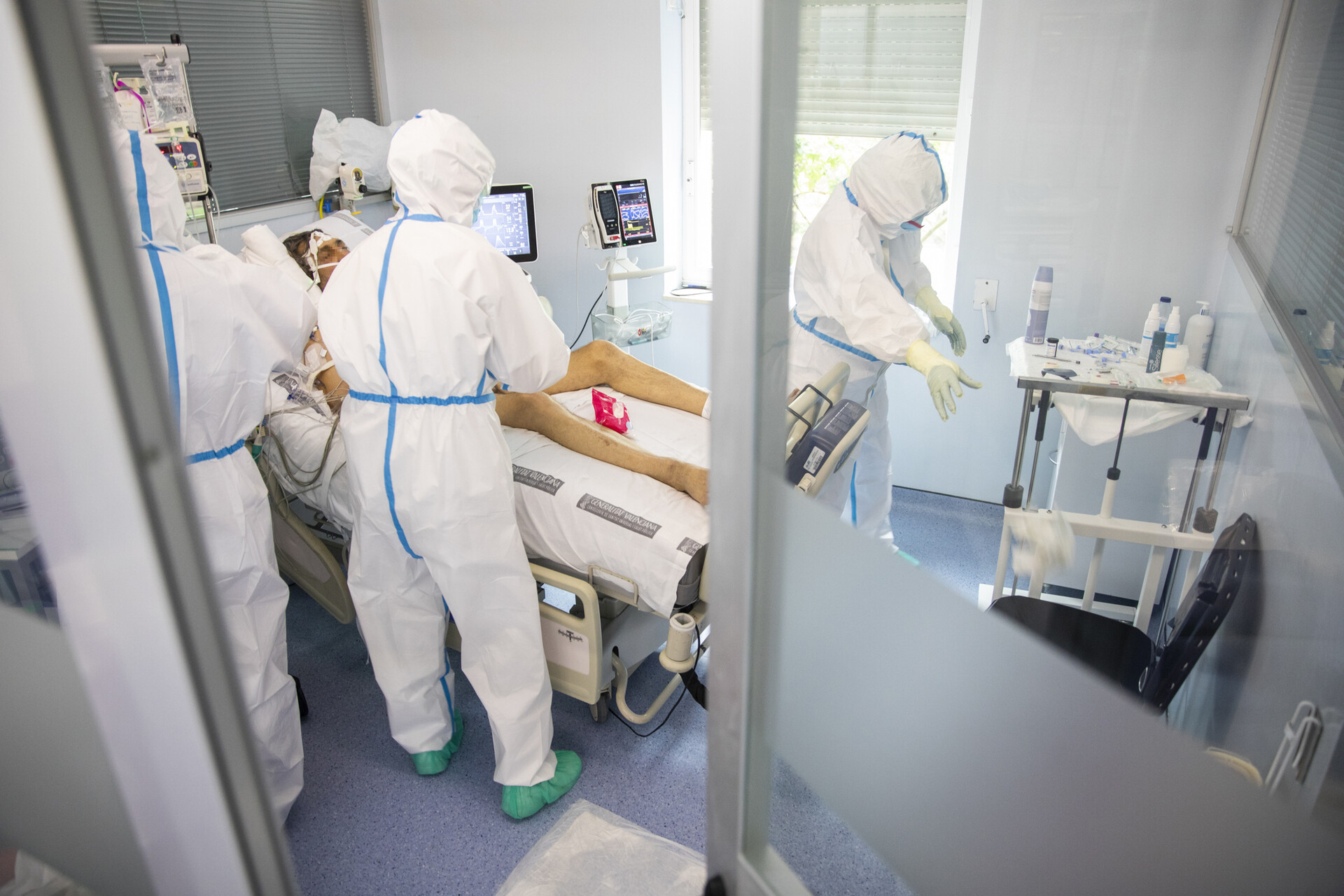 UCI del Clínico. Foto: EVA MÁÑEZ - 