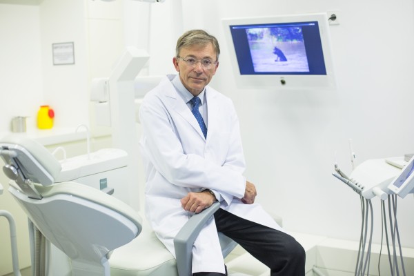 Enrique Llobell recibe el Premio Dentista del año del Consejo General de Dentistas de España
