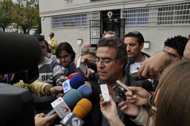 Enrique Ortiz, a la salida de las oficinas del Rico Pérez. Foto AP - 