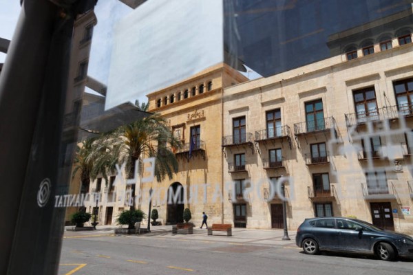 El pleno de Elche aprueba las ayudas para el alquiler de comercios y hostelería 