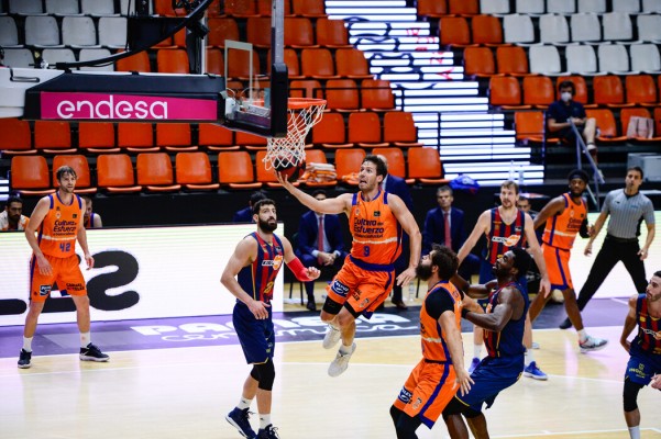 Valencia Basket cierra una extraña campaña en la que cumplió y creció en Euroliga
