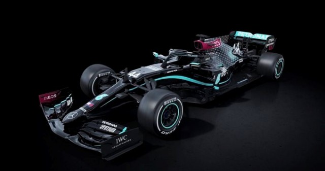 Mercedes se pasa al color negro para 