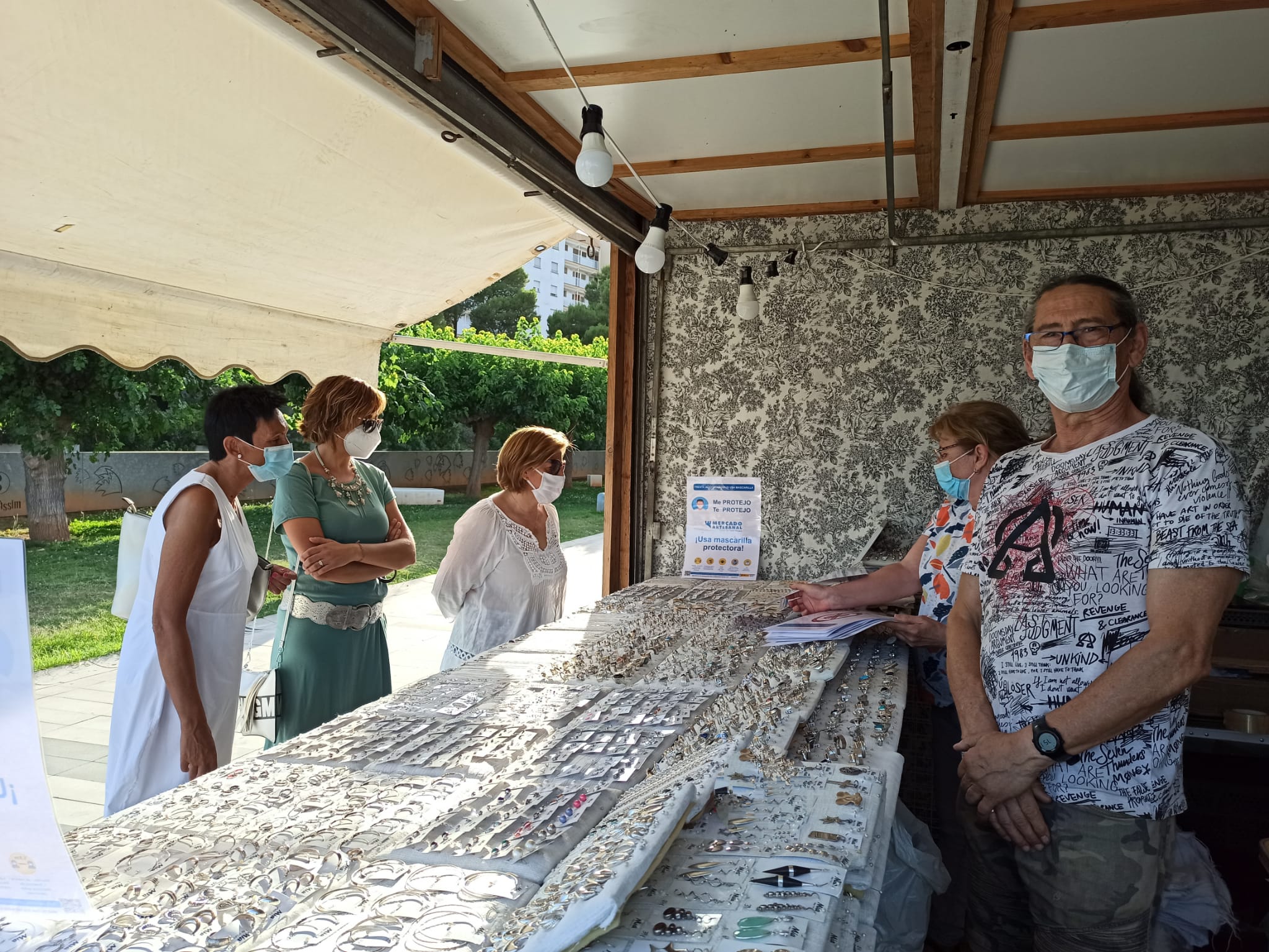 Benicàssim dinamiza la costa con gimnasia en la playa y el mercado de artesanía Torre Sant Vicent