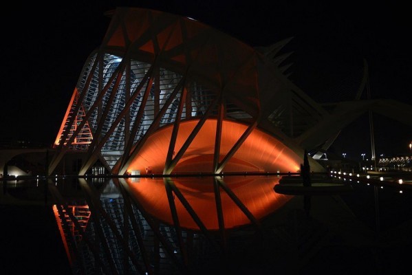 La Ciutat de les Arts i les Ciències y el Palau de les Arts se iluminan de taronja