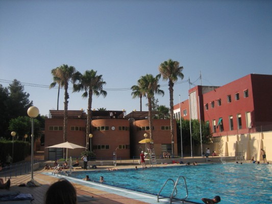 Once piscinas municipales abren en Murcia: pago con tarjeta, aforo limitado y prohibidas las tumbonas
