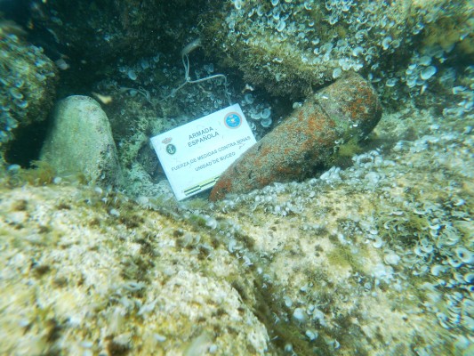 Buceadores de la Armada anulan una bengala de señales en La Manga y un proyectil en Menorca