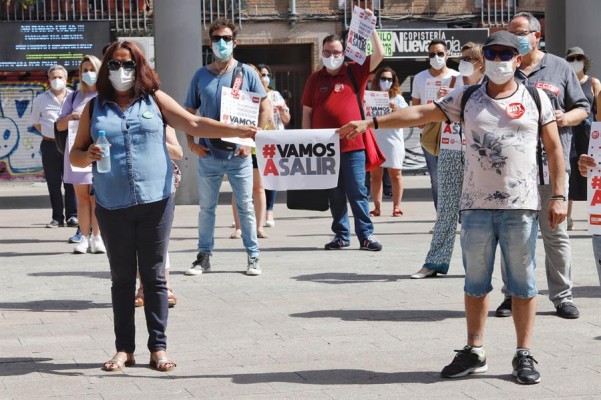 Los sindicatos reúnen en Murcia a un centenar de personas para protestar contra los recortes en sanidad 
