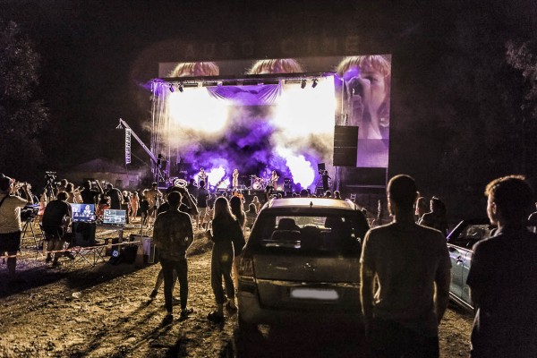 Bocata, sillas de camping y pantalla gigante. Así es un concierto (de Belako) en un autocine