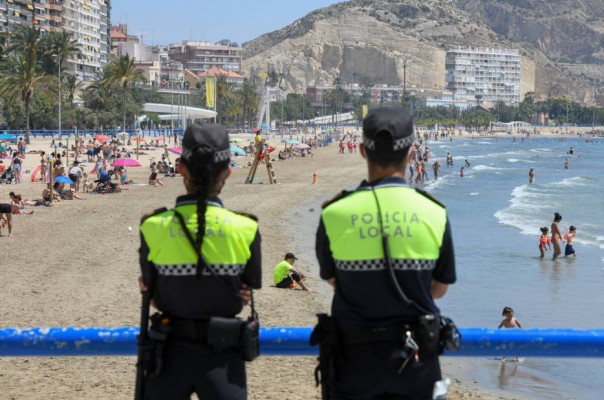 La Policía refuerza la vigilancia de los aforos en las playas de Alicante con limitación de acceso