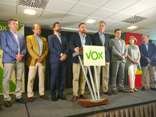 Los expulsados de Vox pidieron ayuda a Abascal antes de ser expedientados y denunciaron 