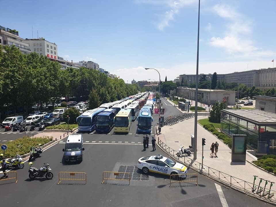 Unos 3.000 buses turísticos y escolares protestan en 26 ciudades, entre ellas València, por ayudas