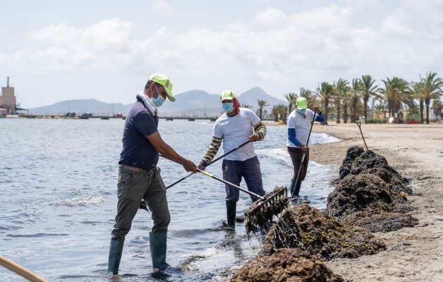 Costas autoriza el montaje de las cinco pasarelas para el baño en Los Urrutias, Punta Brava y Estrella de Mar