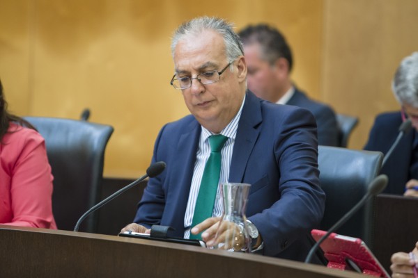 Agustín Navarro se retira de la primera línea política por motivos de salud