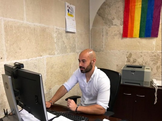 Unides Podem acusa a Cs de dejarse arrastrar por Vox al no apoyar la defensa del colectivo LGTBI