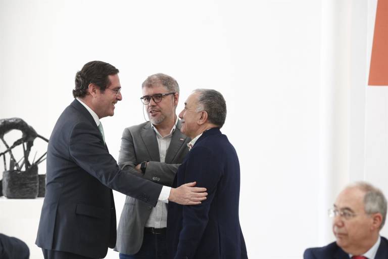 El presidente de la patronal CEOE, Antonio Garamendi, saluda a los secretarios generales de UGT y CCOO, Pepe Álvarez y Unai Sordo - 