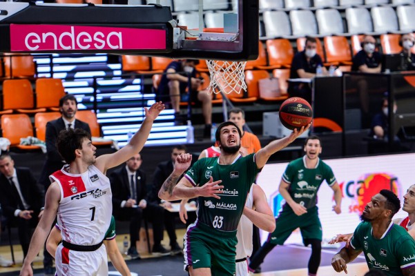 El Unicaja se despide ganando y el Bilbao Basket dando la cara
