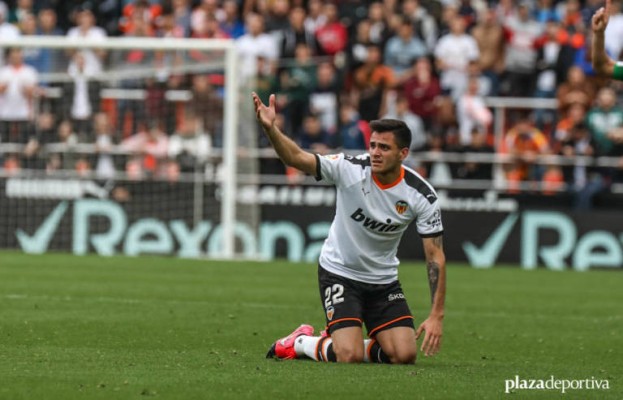 Maxi Gómez y Celades se enfrentaron tras el partido ante Osasuna